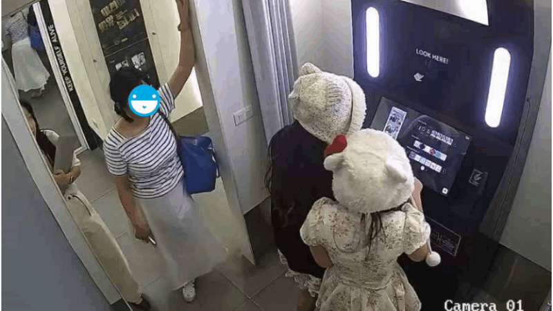 Khách Hàn Quốc lao vào đ::á:nh nh:au trong tiệm photobooth ở Hà Nội: Quá đáng lắm rồi