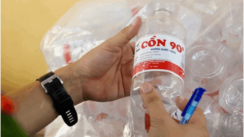 Nguyên phó chủ tịch thị trấn cầm đầu đường dây sản xuất, buôn bán cồn y tế giả