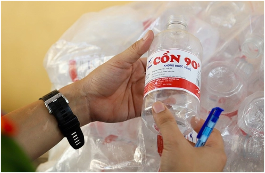 Nguyên phó chủ tịch thị trấn cầm đầu đường dây sản xuất, buôn bán cồn y tế giả