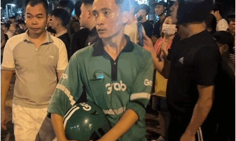 Anh tài xế công nghệ ôm cháu bé bị ngất xỉu đến bệnh viện rồi quay lại hiện trường vụ tai nạn liên hoàn ở Hà Nội để tiếp tục giúp đỡ