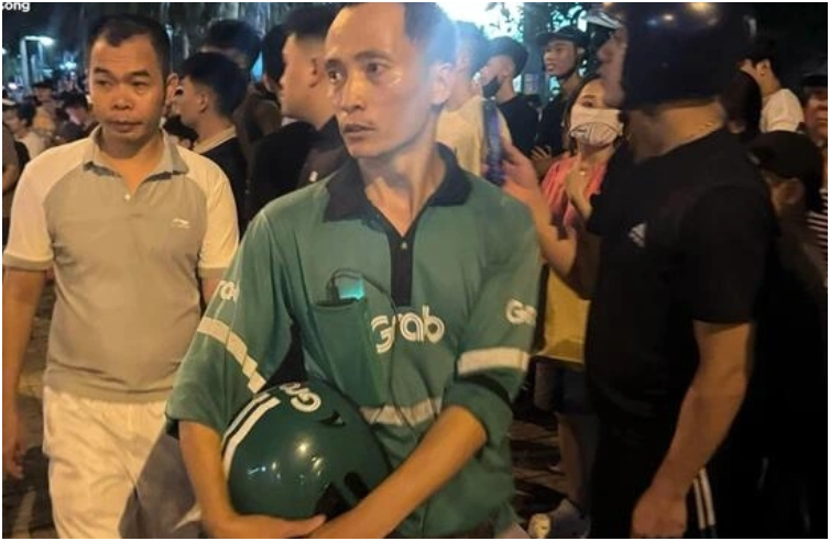 Anh tài xế công nghệ ôm cháu bé bị ngất xỉu đến bệnh viện rồi quay lại hiện trường vụ tai nạn liên hoàn ở Hà Nội để tiếp tục giúp đỡ