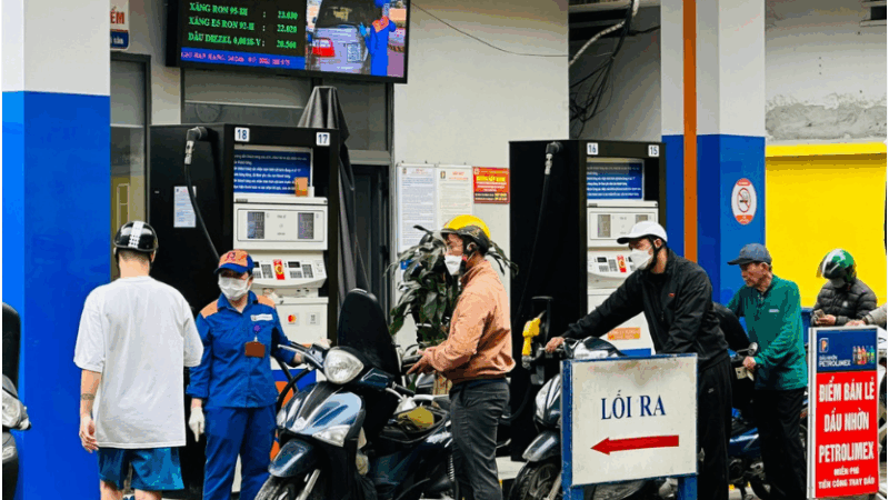 Đóng cửa cây xăng khi Hà Nội cấm xe máy trong vành đai 1? Chứ còn ai đâu mà đổ xăng nữa