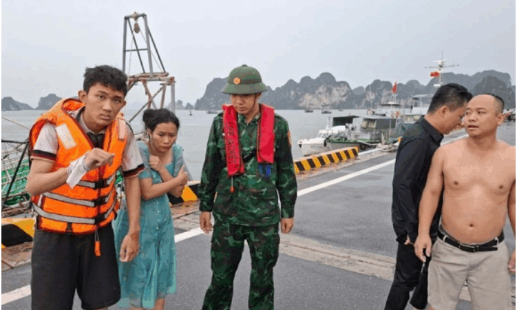 Quảng Ninh: Tàu du lịch bất ngờ bị lậ:t giữa giô:ng l:ốc, 53 người gặp n:ạn, nhiều n:ạn nhân chưa tìm thấy