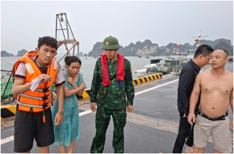 Quảng Ninh: Tàu du lịch bất ngờ bị lậ:t giữa giô:ng l:ốc, 53 người gặp n:ạn, nhiều n:ạn nhân chưa tìm thấy