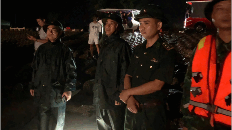 Hà Tĩnh: Giông lốc bất ngờ, sóng đá:nh chìm tàu chở 34 người (30 du khách và 4 thuyền viên)