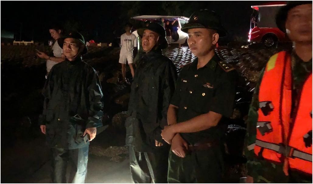 Hà Tĩnh: Giông lốc bất ngờ, sóng đá:nh chìm tàu chở 34 người (30 du khách và 4 thuyền viên)
