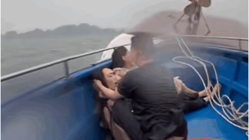 N:ạn nh:ân kể lại giây phút ki:nh ho:àng l:ật tàu ở Quảng Ninh: “Tất cả mọi người đòi quay về bờ nhưng chủ thuyền không cho?”
