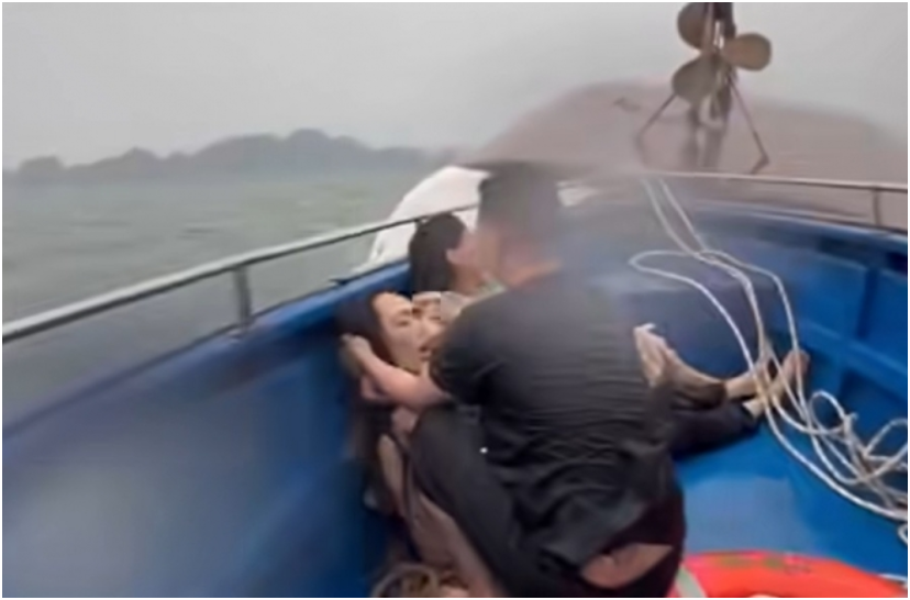 N:ạn nh:ân kể lại giây phút ki:nh ho:àng l:ật tàu ở Quảng Ninh: “Tất cả mọi người đòi quay về bờ nhưng chủ thuyền không cho?”
