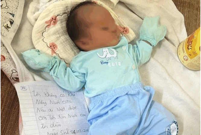 Mẹ ruột bỏ rơi con gái còn đỏ hỏn trong thùng xốp bên đường, bức tâm thư để lại gây bức xúc tột độ