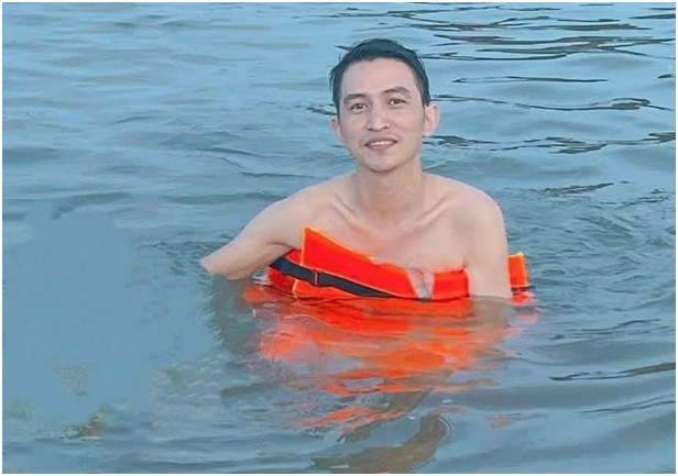 Xót xa vụ việc người bố m:ất tích khi tắm biển ở Quảng Ninh, để lại con trai t:ự kỷ ngồi bơ vơ trên bờ