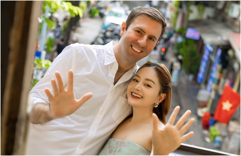 Lan Phương: “Cứ mỗi lần tôi nhớ đến chồng Tây cũ là bản thân lại rù:ng mình, tôi sợ anh ta lắm rồi, đừng ai nhắc tới nữa”