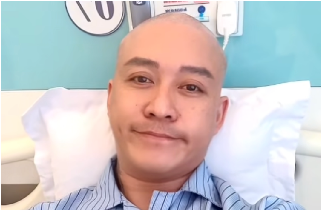 Thôi xong, sau khi c:ạo đầu, ca sĩ Tuấn Hưng bất ngờ nhập viện: “Mong anh không sao”