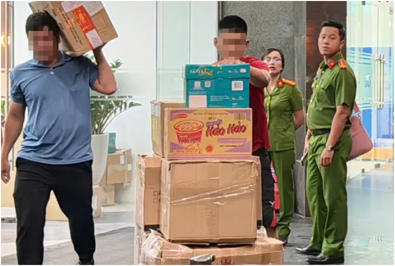 Công an huy động xe tải chở đầy thùng tài liệu rời khỏi công ty Shark Bình: “Thôi xong rồi… tới công chiện thật rồi!”