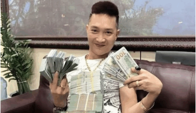 Thôi xong, Huấn Hoa Hồng hiện tại đang rần rần: Nghe đồn có rất nhiều người tới nhà riêng của anh