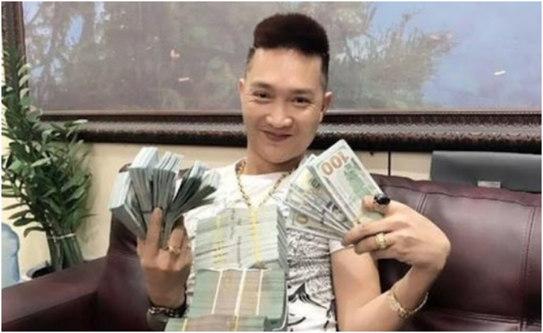 Thôi xong, Huấn Hoa Hồng hiện tại đang rần rần: Nghe đồn có rất nhiều người tới nhà riêng của anh