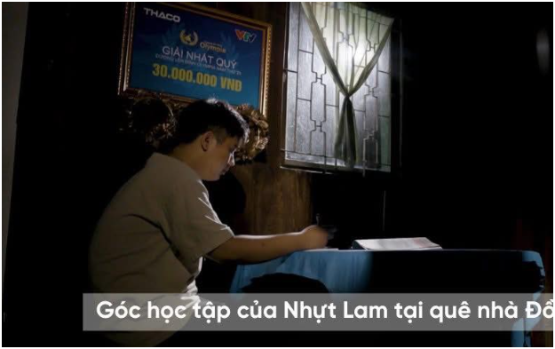 Xót xa góc học tập của Nhựt Lam ở quê: Không bàn học, chỉ cần cây bút và cuốn sách, chỗ nào cũng hóa thành lớp học của em