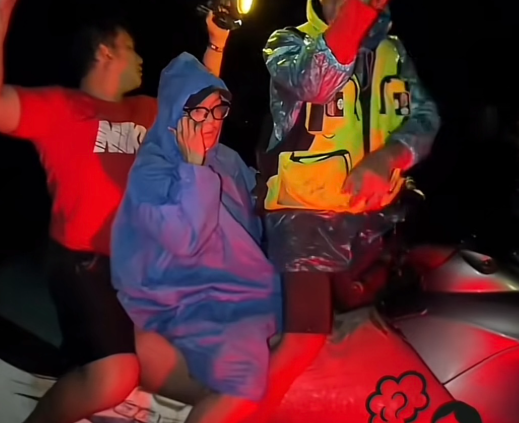 Phạm Thoại tuyên bố phá sản vẫn chi tiền tỷ mua ca nô cứu trợ miền Trung: Hành động khiến cộng đồng mạng phải thay đổi cái nhìn!