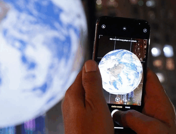 “Trái Đất lơ lửng” bên Hồ Tây gây sốt: Dân Hà Nội chen chân check-in, nhìn ảnh thôi đã muốn chạy ra xem tận mắt!