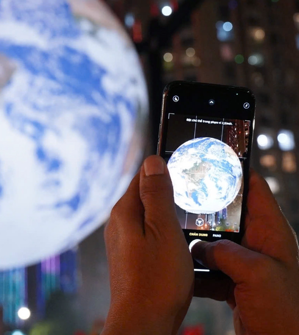 “Trái Đất lơ lửng” bên Hồ Tây gây sốt: Dân Hà Nội chen chân check-in, nhìn ảnh thôi đã muốn chạy ra xem tận mắt!