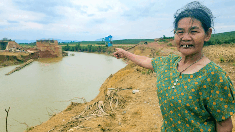 Lũ lớn cuốn trôi cây cầu duy nhất nối hai thôn, hàng trăm người dân ở Thanh Hóa phải đi đường vòng hơn 7km để mưu sinh