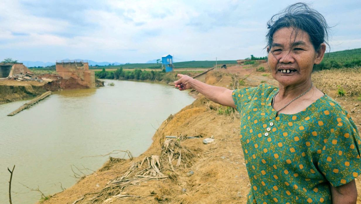 Lũ lớn cuốn trôi cây cầu duy nhất nối hai thôn, hàng trăm người dân ở Thanh Hóa phải đi đường vòng hơn 7km để mưu sinh