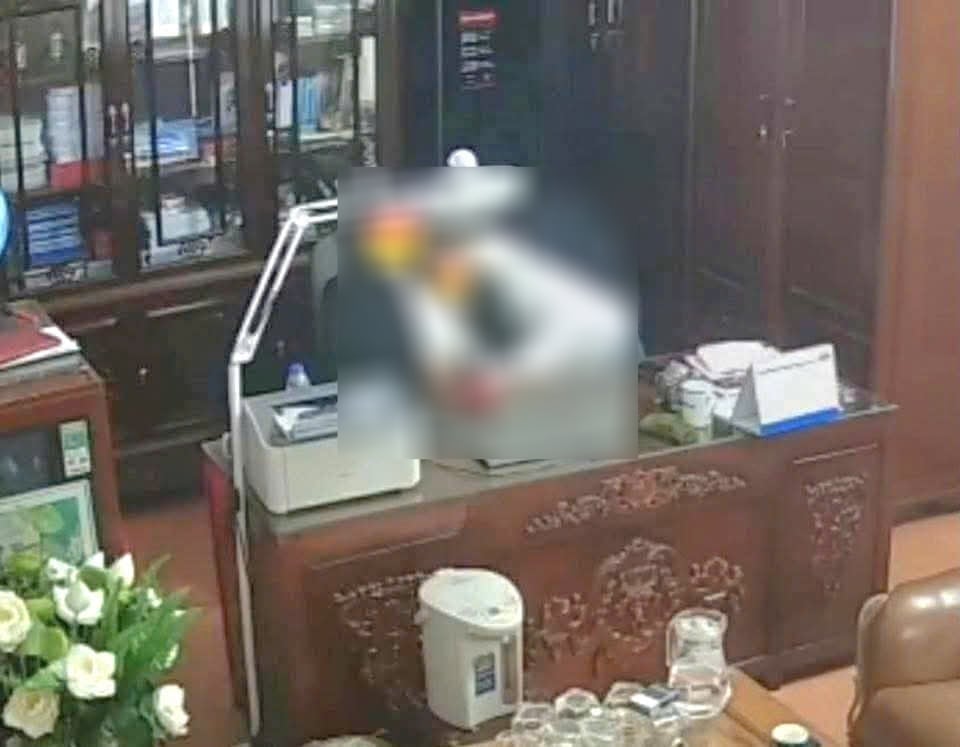 Lộ rõ danh tính những người phụ nữ trong clip ‘thân mật’ với lãnh đạo trường THPT ở Ninh Bình: Tình tiết mới gây choáng!