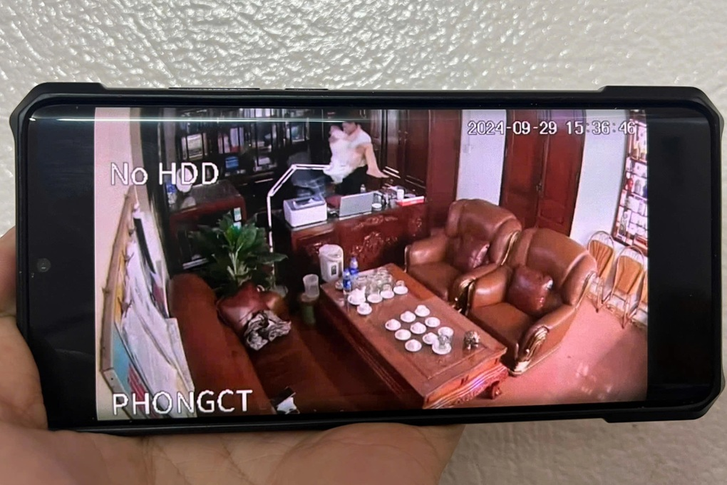 Lộ lý do clip ‘nhạy cảm’ của lãnh đạo THPT bị rò rỉ: Tình huống khó ai ngờ tới!