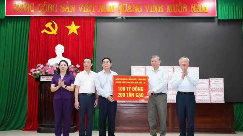 Tổng Bí thư Tô Lâm trực tiếp thăm người dân vùng rốn lũ ở Huế: Trao 100 tỷ đồng và 200 tấn gạo hỗ trợ bà con vượt qua khó khăn