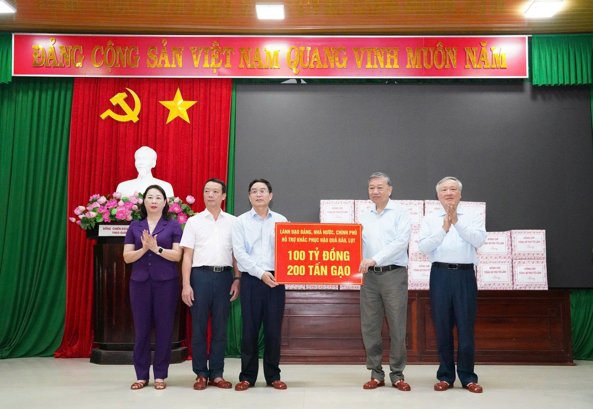 Tổng Bí thư Tô Lâm trực tiếp thăm người dân vùng rốn lũ ở Huế: Trao 100 tỷ đồng và 200 tấn gạo hỗ trợ bà con vượt qua khó khăn