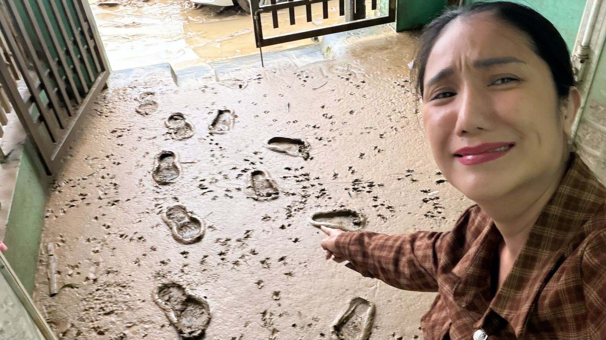 Nhà sao nữ Vbiz tan hoang sau bão 13: Nhìn cảnh tượng mà ai cũng rơi nước mắt!