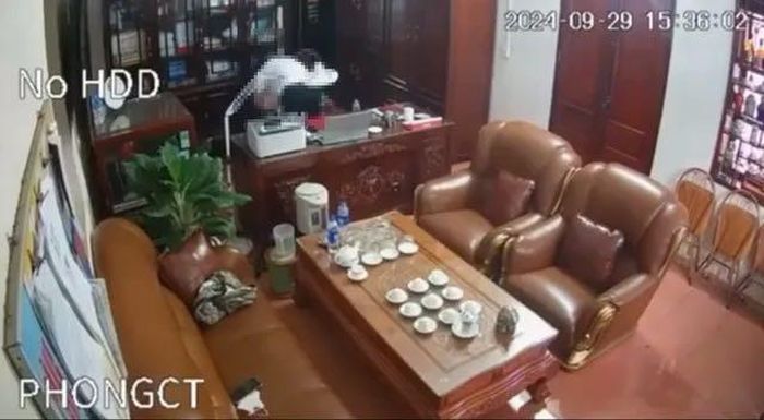 Phát tán clip “thân mật” ở Ninh Bình có bị truy cứu trách nhiệm hình sự? Coi chừng từ đăng chơi thành đi tù thật!