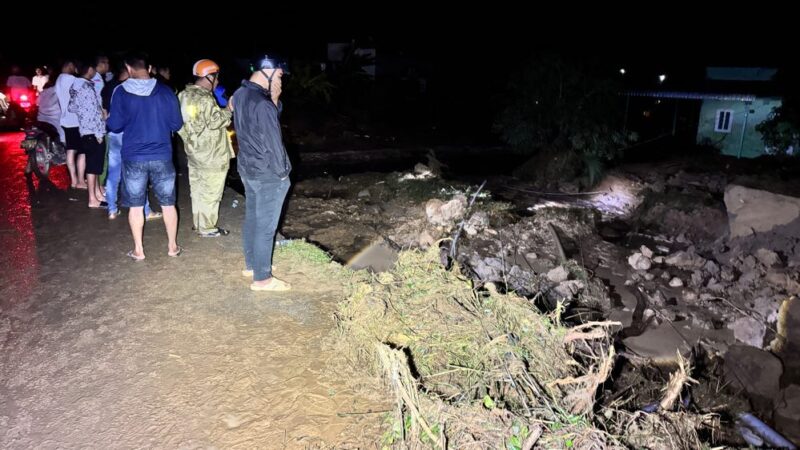 Thi thể bé gái 13 tuổi bị cuốn trôi trong vụ vỡ hồ chứa ở Lâm Đồng được tìm thấy: Hình ảnh khiến nhiều người bật khóc giữa đêm mưa