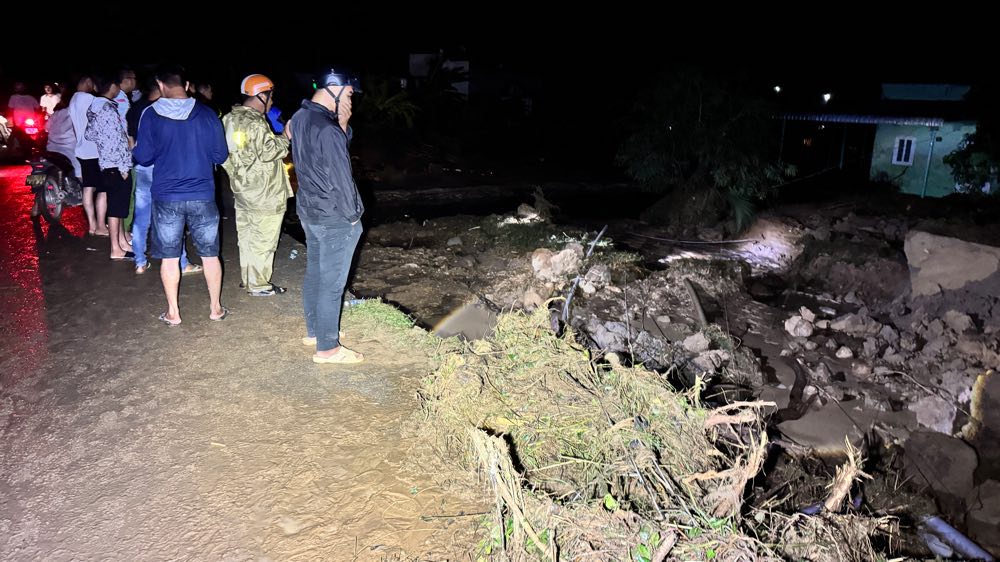 Thi thể bé gái 13 tuổi bị cuốn trôi trong vụ vỡ hồ chứa ở Lâm Đồng được tìm thấy: Hình ảnh khiến nhiều người bật khóc giữa đêm mưa