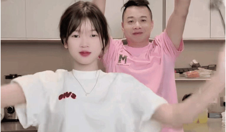 Hằng Du Mục đang ở trong tò, Tôn Bằng khoe đã có vợ thứ 4 kém tận 26 tuổi: ‘Còn có con luôn rồi’