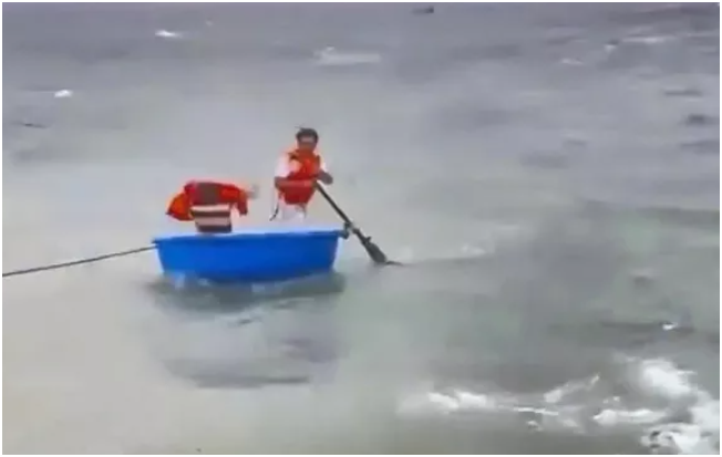 Quá buồn: Chiếc tàu lao ra biển lớn để c:ứu 3 người ở Lý Sơn đã bị sóng lớn đá:nh n:át vụ:n