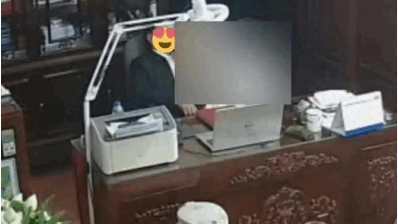 Hóa ra người trong cờ nhíp không phải là hiệu trưởng hay giáo viên như lời đồn: ‘Rõ vai trò của người đàn ông này rồi’