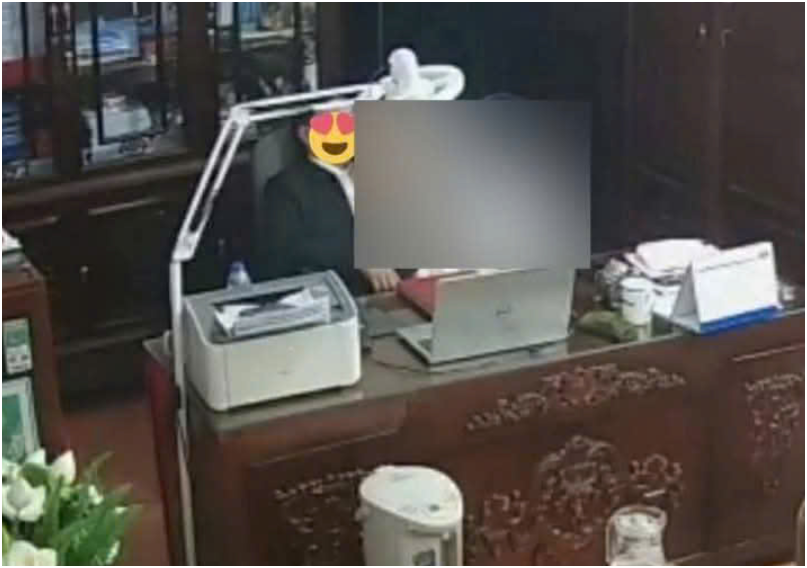 Hóa ra người trong cờ nhíp không phải là hiệu trưởng hay giáo viên như lời đồn: ‘Rõ vai trò của người đàn ông này rồi’