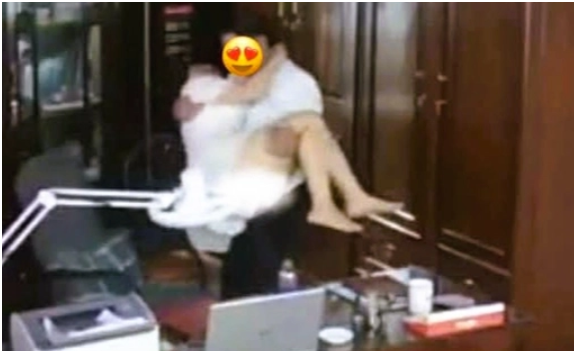 Đã rõ mức phạt của người ph:át t:án c:ờ nh:íp vụ người đàn ông th:ân m:ật với nhiều ph:ụ n:ữ trong căn phòng làm việc: ‘Không nhẹ đâu, că:ng lắm đấy”