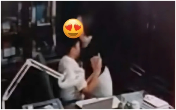 Vụ chủ tịch hội đồng quản trị “th:ân m:ật” với nhiều ph:ụ n:ữ trong phòng làm việc: Những người phụ nữ trong c:ờ nh:íp có bị xử phạt?