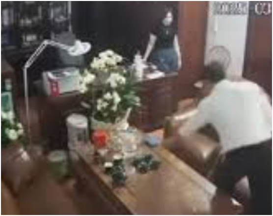 Buộc thôi việc Chủ tịch HĐQT Trường THPT Tô Hiến Thành vụ ‘th:ân mậ:t’ với nhiều phụ nữ trong phòng làm việc: ‘Mất việc rồi, biết lấy gì mà ăn đây’