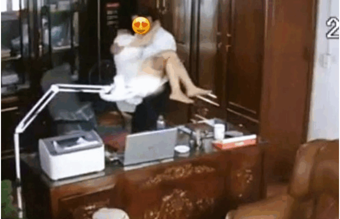 Đã có một người bị CA mời lên làm việc vụ người đàn ông th:ân m:ật với nhiều ph:ụ n:ữ trong phòng làm việc: “Thôi xong người này rồi”