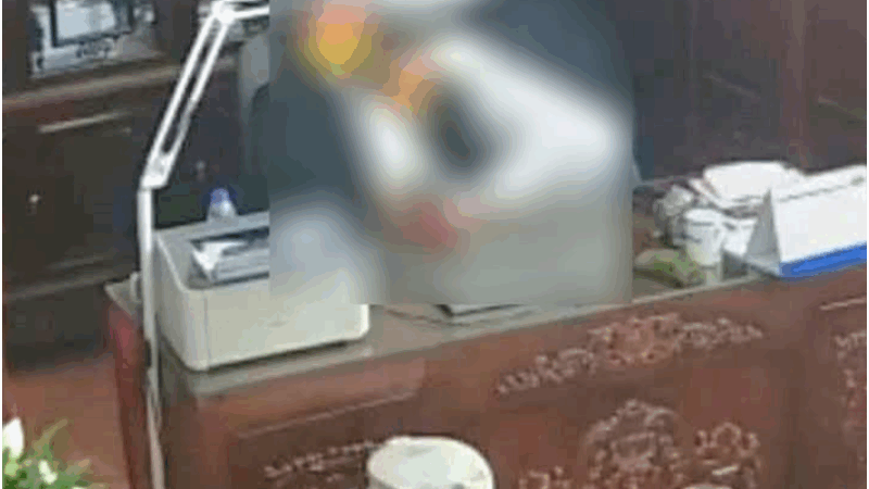 Vụ chủ tịch hội đồng quản trị “th:ân m:ật” với nhiều ph:ụ n:ữ trong phòng làm việc: ‘Những người trong cờ nhíp có bị xử phạt luôn không?