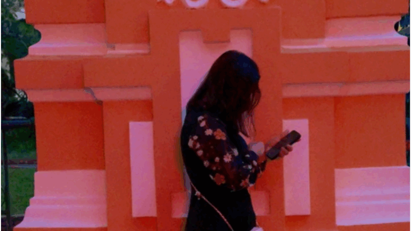 Mẹ hoa hậu Thùy Tiên lặng lẽ đứng 1 góc, ngắm nhìn con gái ở bên trong xe bít bùng: ‘Lặng lẽ ngồi khóc, xót xa’