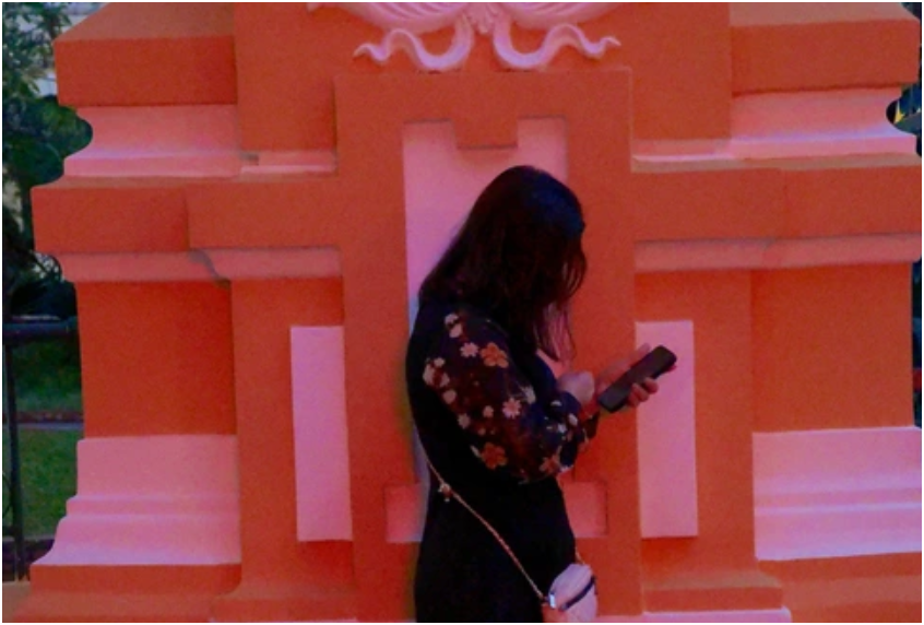 Mẹ hoa hậu Thùy Tiên lặng lẽ đứng 1 góc, ngắm nhìn con gái ở bên trong xe bít bùng: ‘Lặng lẽ ngồi khóc, xót xa’