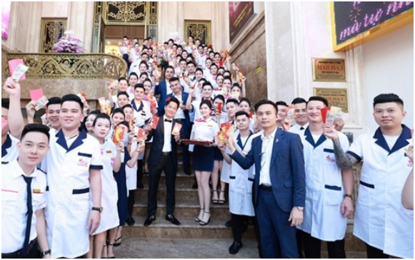 Hé lộ số tiền thưởng kh:ủng mà bà chủ Mailisa thưởng cho nhân viên: ‘Riêng tạp vụ, bảo vệ thôi cũng được 20 triệu’