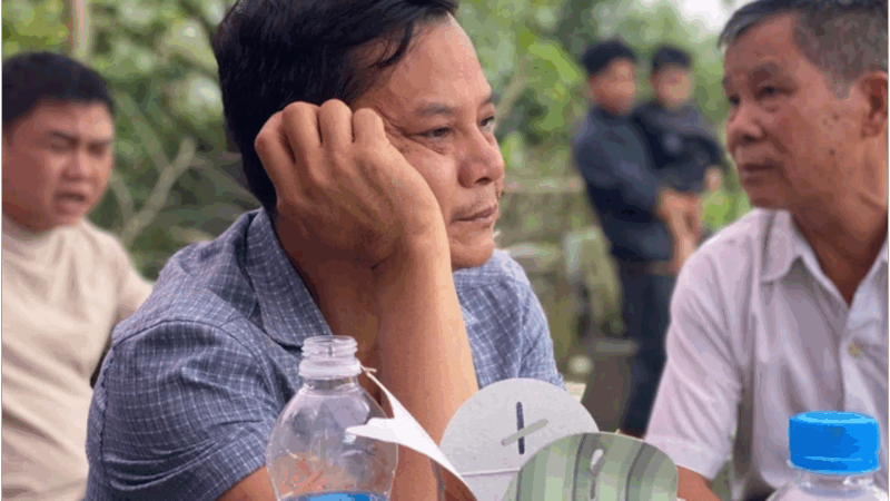 Gửi hai con cho ngoại để vào TP.HCM chạy Grab, làm thuê, khi lũ dữ ập đến, về nhà thì con đã không còn