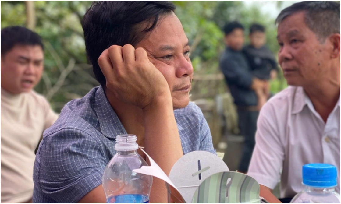 Gửi hai con cho ngoại để vào TP.HCM chạy Grab, làm thuê, khi lũ dữ ập đến, về nhà thì con đã không còn