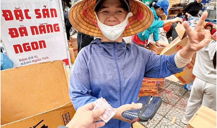 “Cho cô góp 100.000 đồng gửi bà con Đắk Lắk với!”