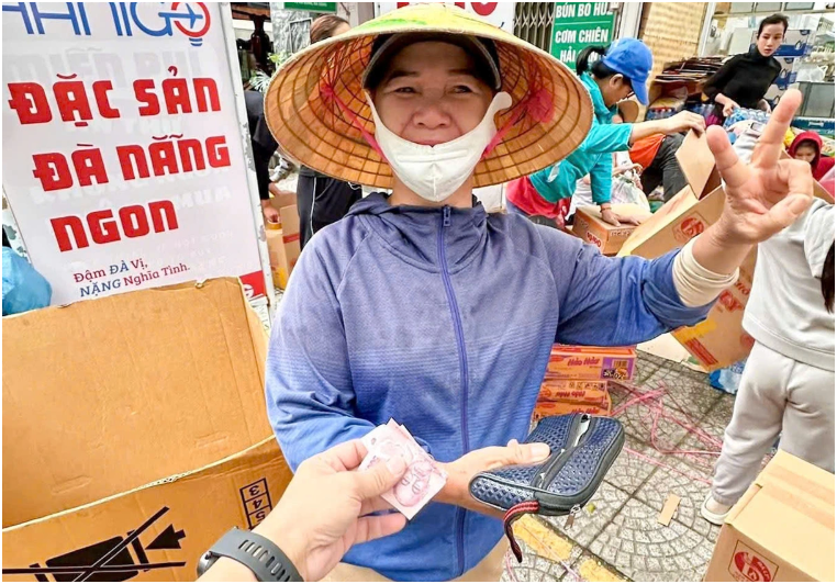 “Cho cô góp 100.000 đồng gửi bà con Đắk Lắk với!”