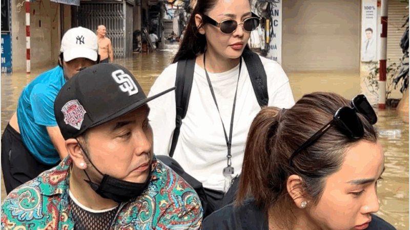 Ưng Hoàng Phúc đáp trả khi bị nói đi từ thiện vùng lũ như tới chỗ nước cao cho đẹp: “Chỉ cần 1 câu thôi, bên kia im lặng liền”